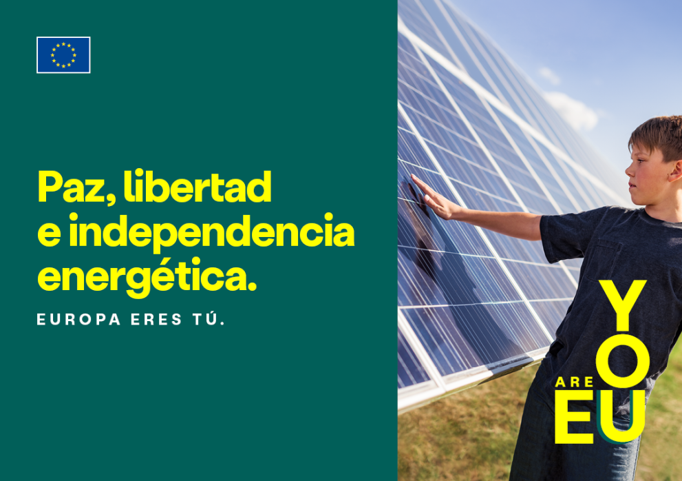 Paz, libertad e independencia energética - Un joven extiende la mano hacia un panel solar 