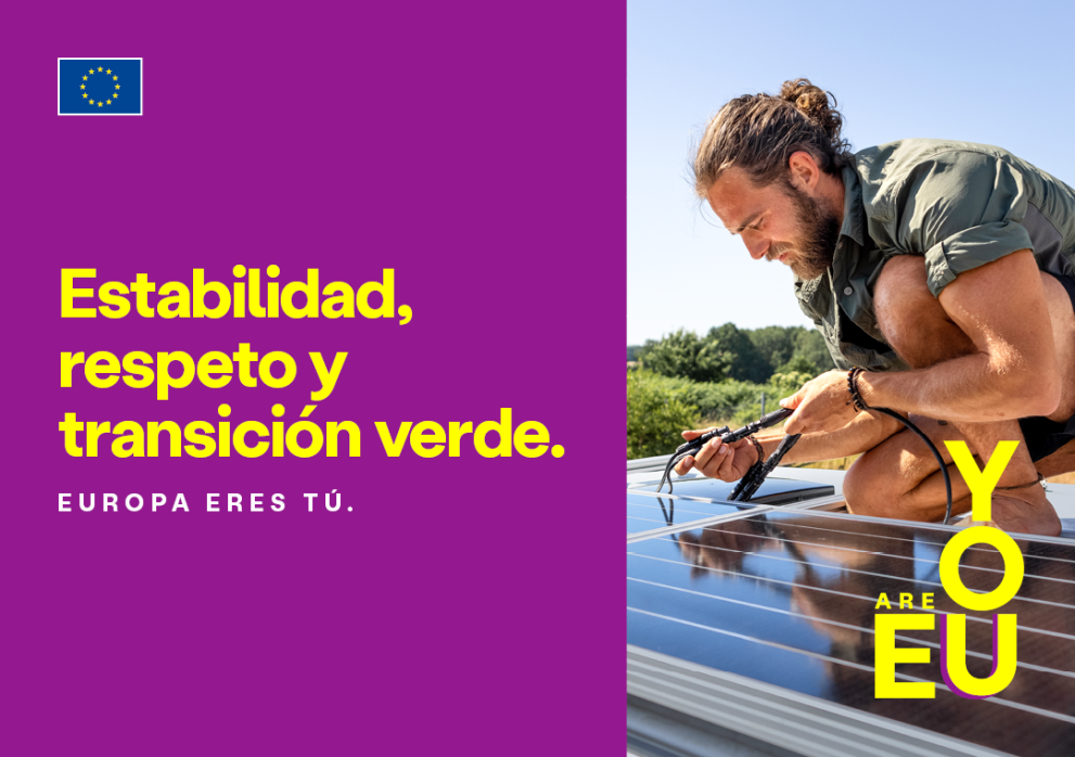 Estabilidad, respeto y transición verde - Un hombre se agacha para conectar dos cables encima de unos paneles solares