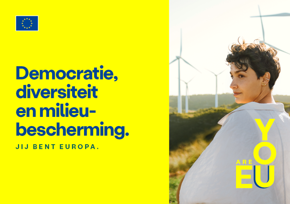 Democratie, diversiteit en milieubescherming - Een jonge vrouw met enkele windturbines op de achtergrond
