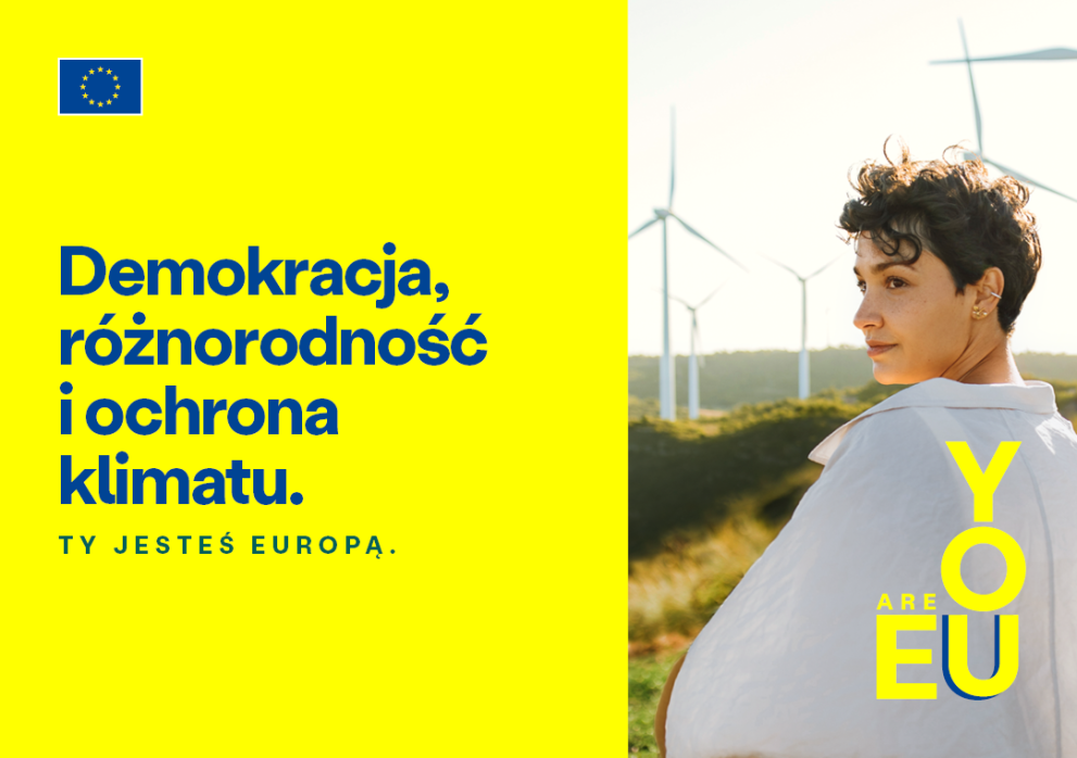 Demokracja, różnorodność i ochrona klimatu - Młoda kobieta na tle turbin wiatrowych