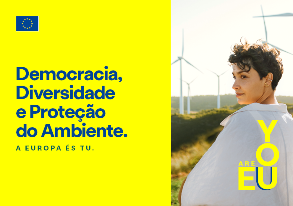 Democracia, Diversidade e Proteção do Ambiente - Uma jovem, em frente a várias turbinas eólicas