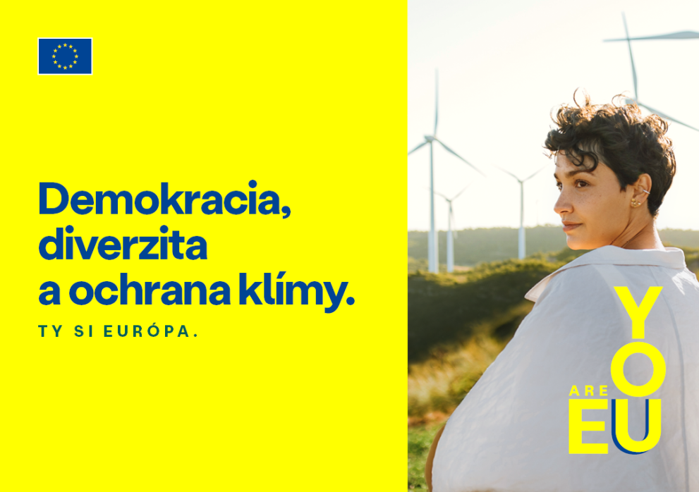 Demokracia, diverzita a ochrana klímy - Mladá žena pózuje pred veternými turbínami