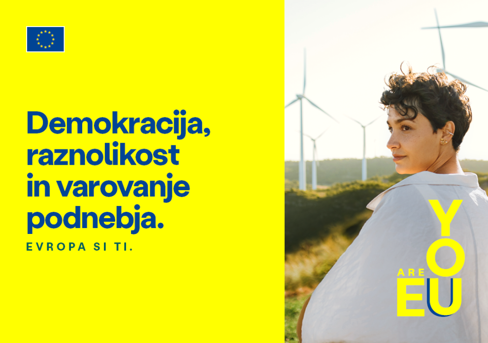 Demokracija, raznolikost in varovanje podnebja - Mlada ženska z več vetrnimi turbinami v ozadju